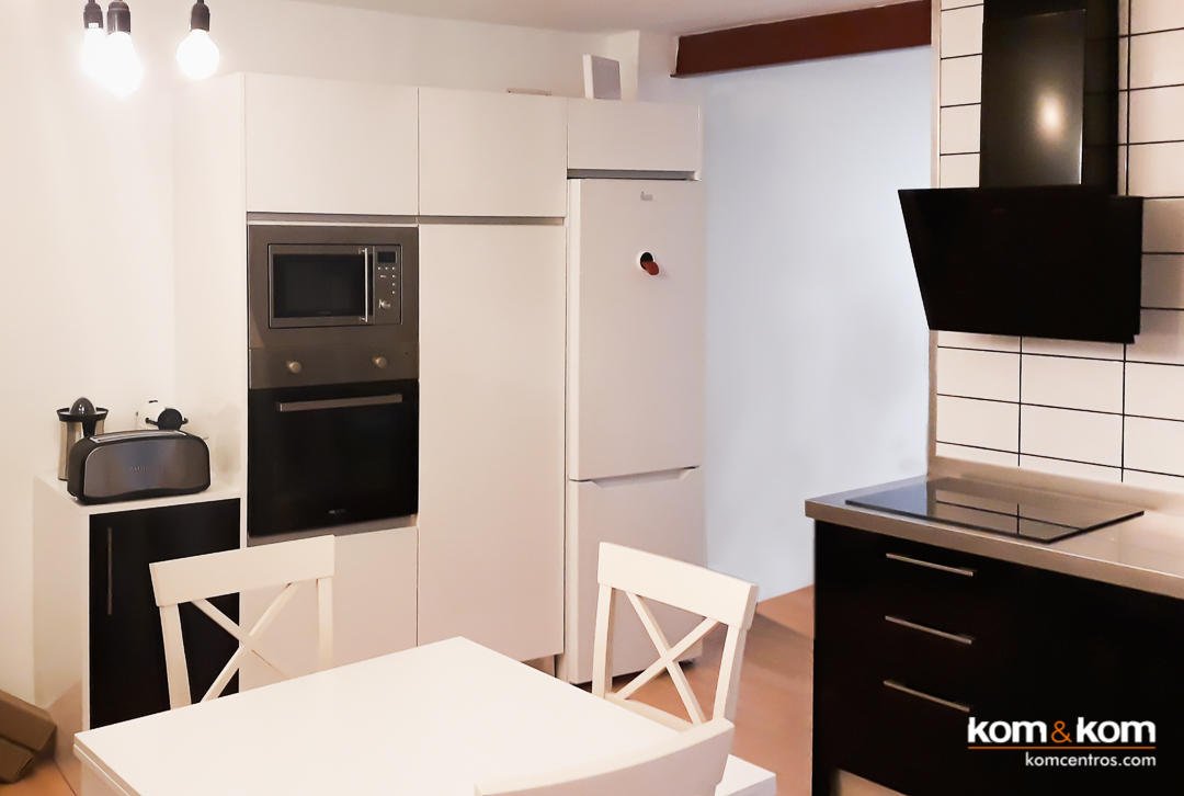 cocina peque&ntilde;a negro brillante, encimera inox, blanco mate